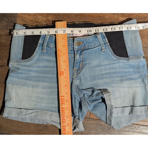 Stylish Comfort: Ingrid & Isabel Maternity Denim Shorts - Size 8 - Picture 3 of 4
